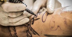Danni da tatuaggio, quando si può richiedere il risarcimento Danni da tatuaggio, quando si può richiedere il risarcimento