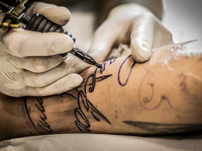 Danni da tatuaggio, quando si può richiedere il risarcimento Danni da tatuaggio, quando si può richiedere il risarcimento