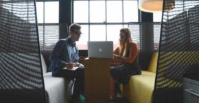 Facebook, accedere all'account del partner è reato-programmato