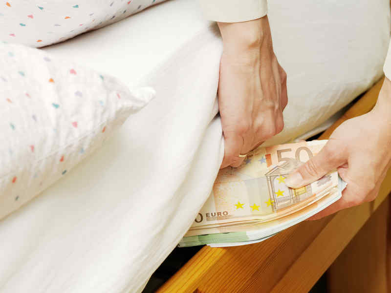 Soldi sotto al materasso, gli italiani hanno la soluzione-PROGRAMMATO