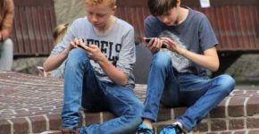 Giocare sullo smartphone, il boom tra i bambini-