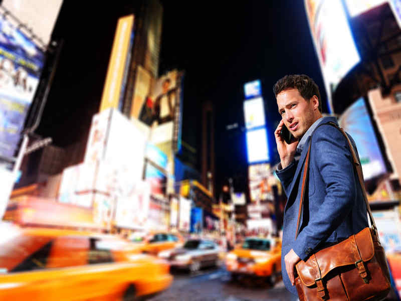 New York, multe in arrivo per chi attraversa con gli occhi sul cellulare